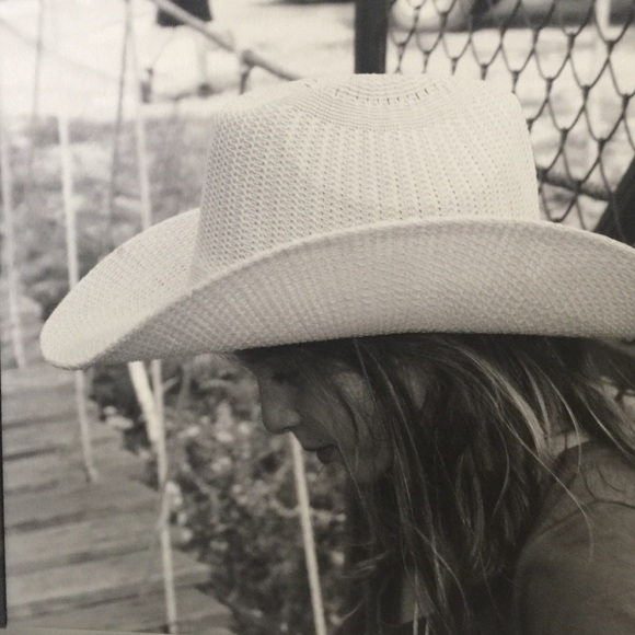 COPY - Meet your Posher, Robin - Picture 2 of 4